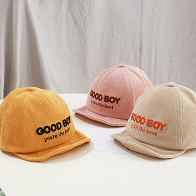 Dječja kapa s izvezenim natpisom