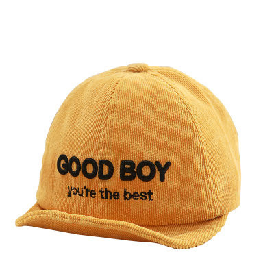 Dječja kapa s izvezenim natpisom