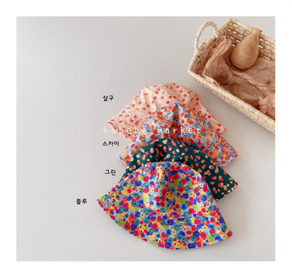 Lillemotiividega beebimütsi tüüpi idioot