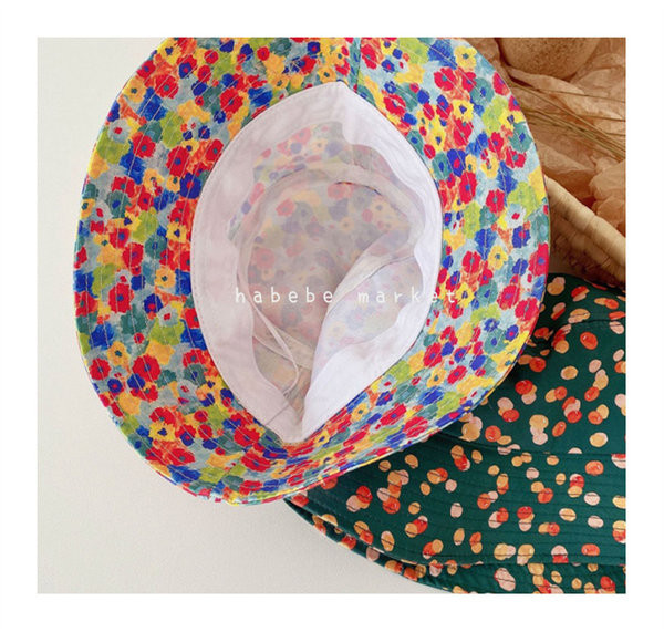 Lillemotiividega beebimütsi tüüpi idioot