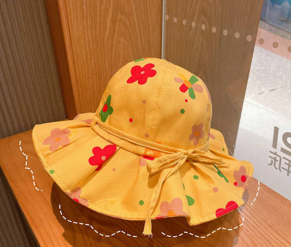 Ljetni šešir s cvjetnim desnim ribarskim tipom