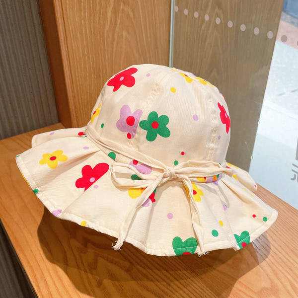 Ljetni šešir s cvjetnim desnim ribarskim tipom