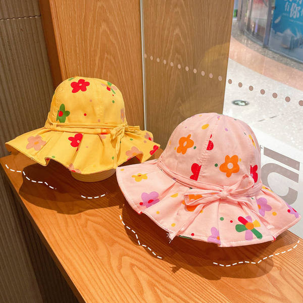 Ljetni šešir s cvjetnim desnim ribarskim tipom