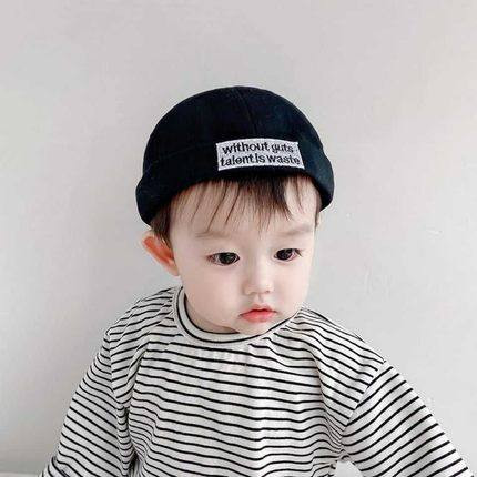 Reguleeritav embleemi ja tikitud kirjaga beebimüts