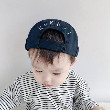 Reguleeritav embleemi ja tikitud kirjaga beebimüts