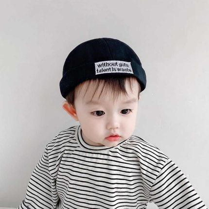 Reguleeritav embleemi ja tikitud kirjaga beebimüts