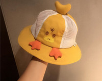 Uue mudeli suvine lastemüts võrgu ja 3D elemendiga