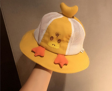 Uue mudeli suvine lastemüts võrgu ja 3D elemendiga