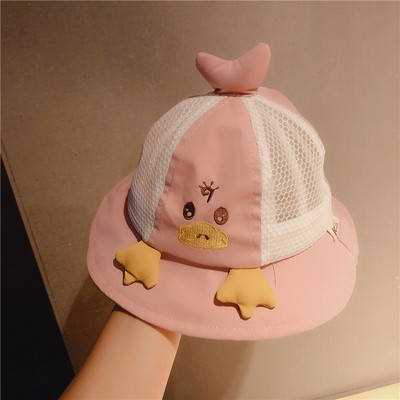 Uue mudeli suvine lastemüts võrgu ja 3D elemendiga