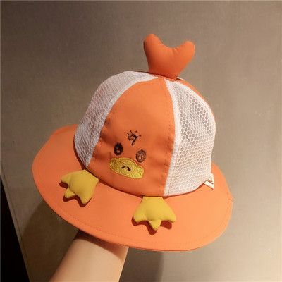 Uue mudeli suvine lastemüts võrgu ja 3D elemendiga