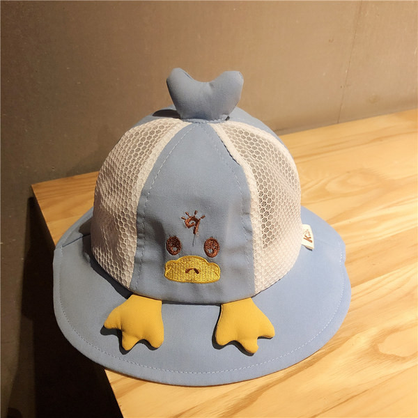 Uue mudeli suvine lastemüts võrgu ja 3D elemendiga