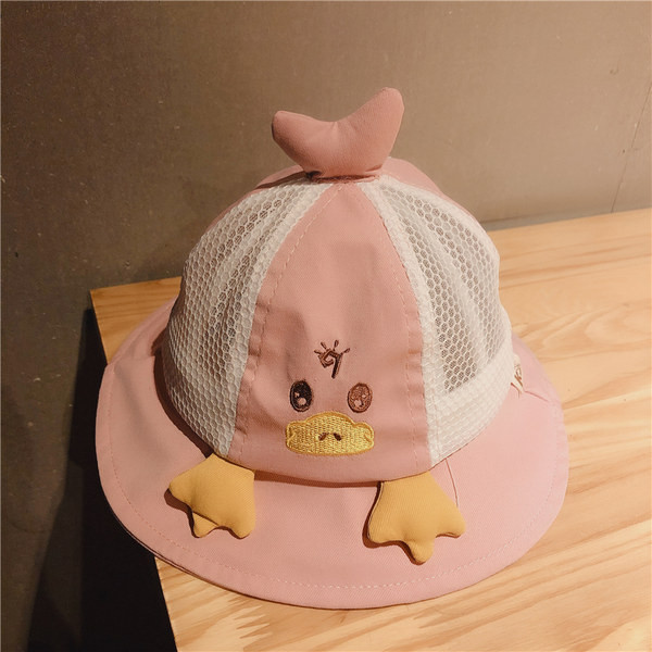 Uue mudeli suvine lastemüts võrgu ja 3D elemendiga