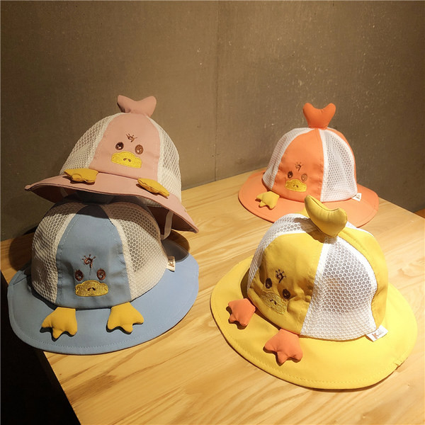 Uue mudeli suvine lastemüts võrgu ja 3D elemendiga