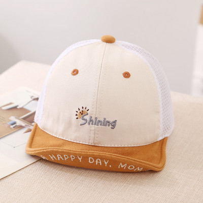 Tikitud sildi ja visiiriga laste pesapallimüts