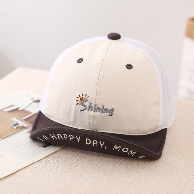 Tikitud sildi ja visiiriga laste pesapallimüts