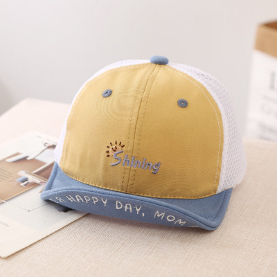 Tikitud sildi ja visiiriga laste pesapallimüts