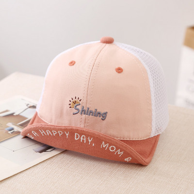 Tikitud sildi ja visiiriga laste pesapallimüts