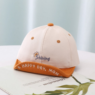 Tikitud sildi ja visiiriga laste pesapallimüts