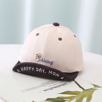 Tikitud sildi ja visiiriga laste pesapallimüts