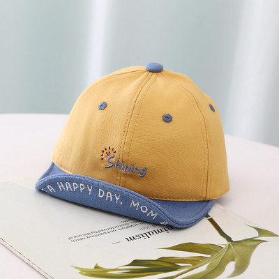 Tikitud sildi ja visiiriga laste pesapallimüts