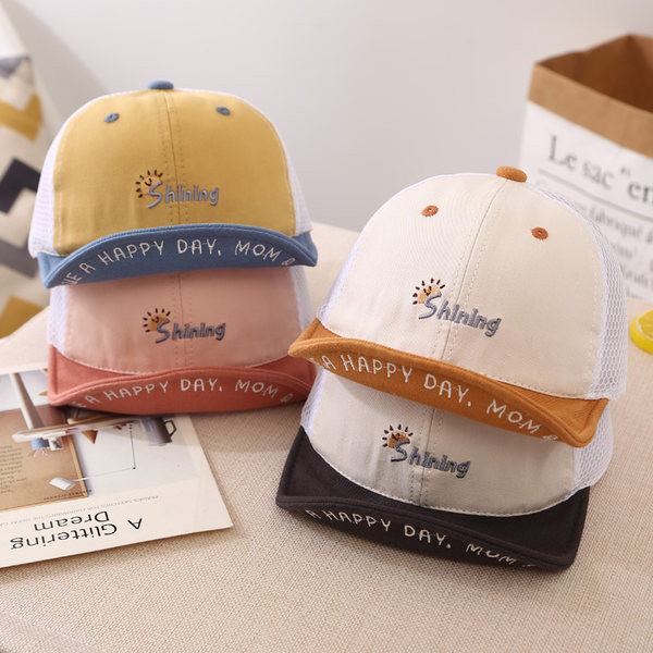 Tikitud sildi ja visiiriga laste pesapallimüts