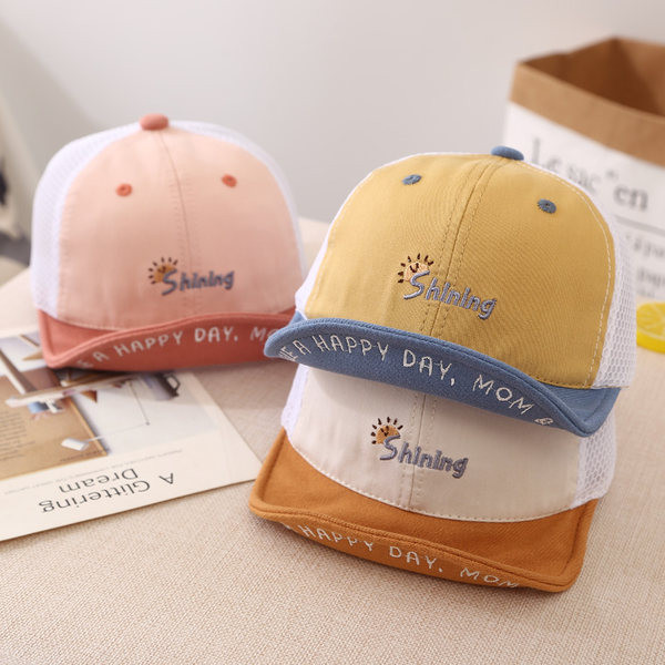 Tikitud sildi ja visiiriga laste pesapallimüts