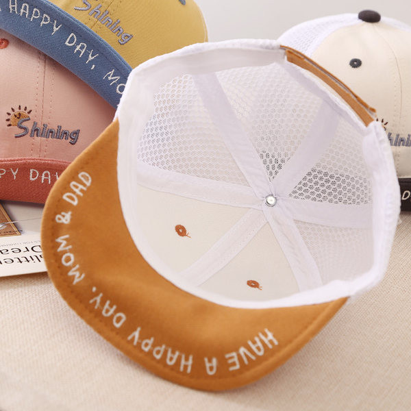 Tikitud sildi ja visiiriga laste pesapallimüts