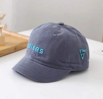 Tikandi ja embleemiga igapäevane lastemüts poistele