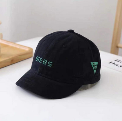 Tikandi ja embleemiga igapäevane lastemüts poistele