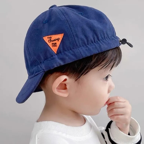 Tikandi ja embleemiga igapäevane lastemüts poistele