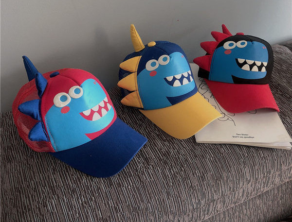 Mrežasta dječja kapa sa šiltom i 3D aplikacijom