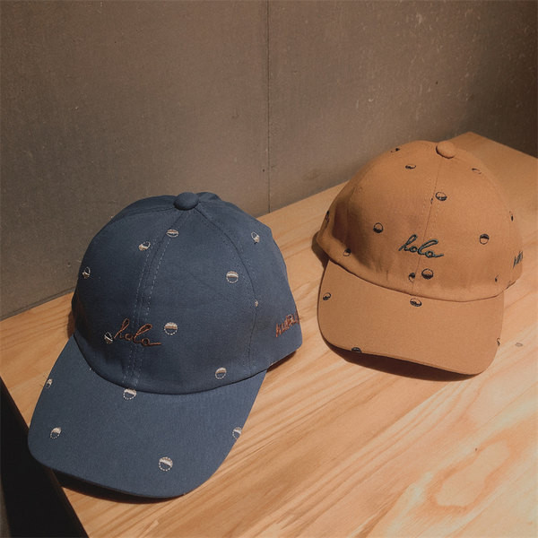 Dječja kapa sa šilterom i izvezenim natpisom