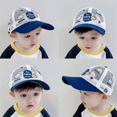 Laste kaasaegne embleemiga müts