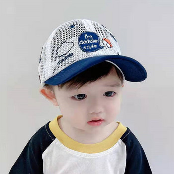Детска модерна шапка с емблема 