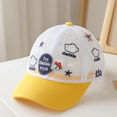 Laste kaasaegne embleemiga müts