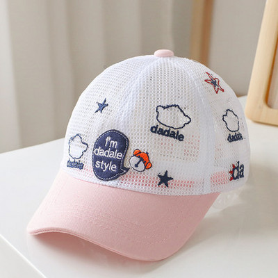 Laste kaasaegne embleemiga müts