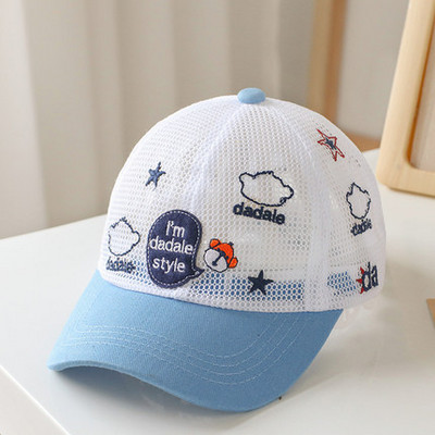 Laste kaasaegne embleemiga müts