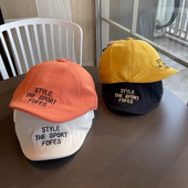 Tikitud sildi ja visiiriga lastemüts