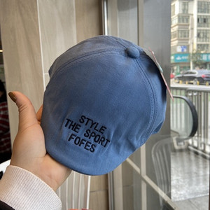 Tikitud sildi ja visiiriga lastemüts