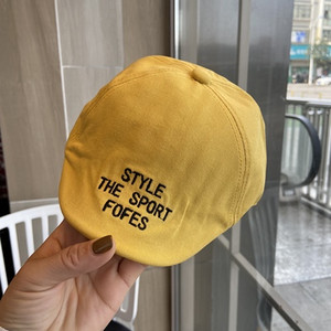 Tikitud sildi ja visiiriga lastemüts