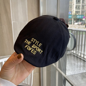 Tikitud sildi ja visiiriga lastemüts