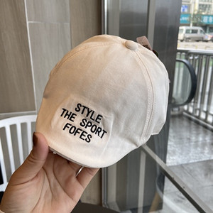 Tikitud sildi ja visiiriga lastemüts