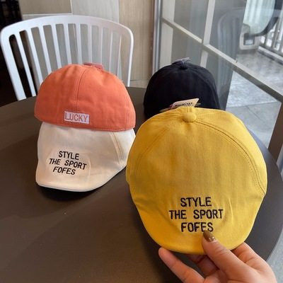 Tikitud sildi ja visiiriga lastemüts