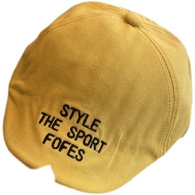 Tikitud sildi ja visiiriga lastemüts