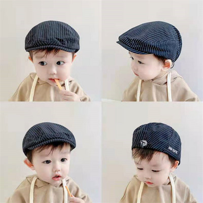 Детска шапка тип барета с бродиран надпис 