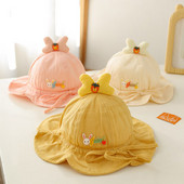 Beebi tekstiilist müts tikandi ja lipsudega