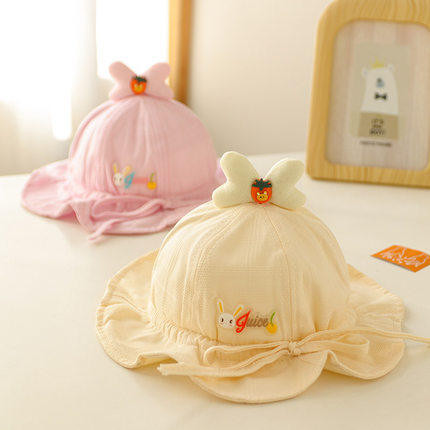 Beebi tekstiilist müts tikandi ja lipsudega