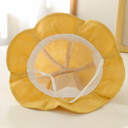 Beebi tekstiilist müts tikandi ja lipsudega