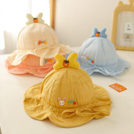 Beebi tekstiilist müts tikandi ja lipsudega