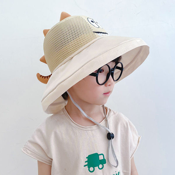 Laia äärega ja 3D elemendiga lastemüts